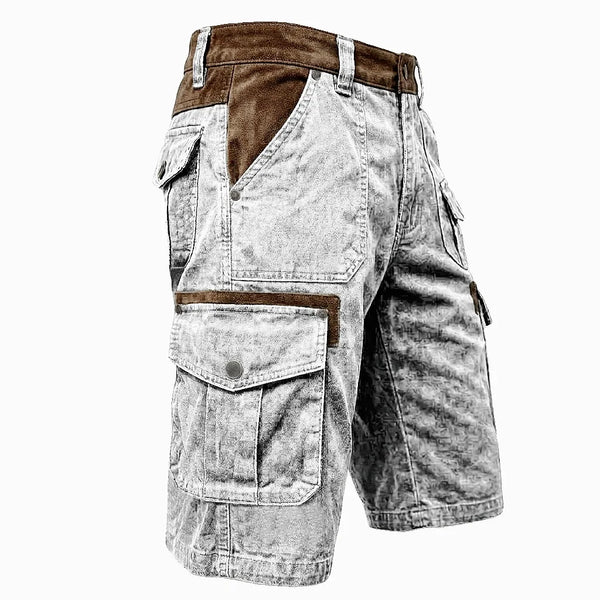 Detalle de los amplios bolsillos laterales en pantalón corto cargo de hombre, ofreciendo gran funcionalidad.