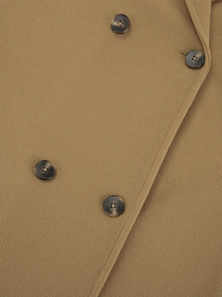 Abrigo mujer clásico y versátil. Chaqueta reversible color camel para moda elegante de invierno.