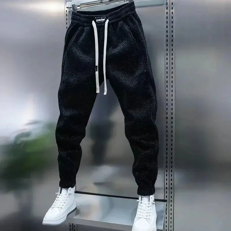 Pantalón de hombre casual con cordón elástico, ideal para un look moderno de streetwear. Confort y moda.