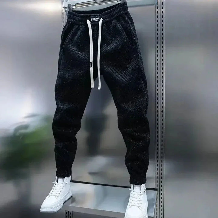 Pantalón de hombre casual con cordón elástico, ideal para un look moderno de streetwear. Confort y moda.