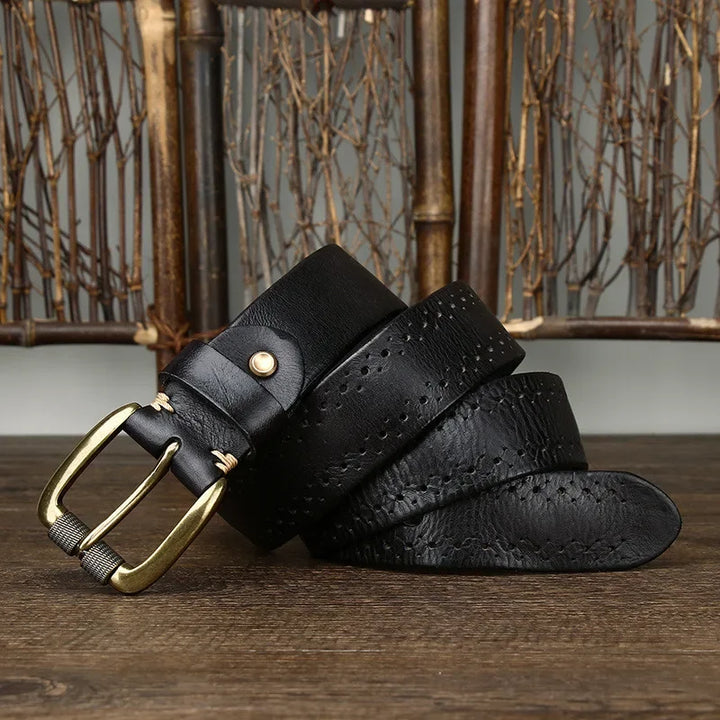Cinturón de cuero perforado para hombre, ideal para atuendos formales. Realza tu elegancia con estilo duradero.