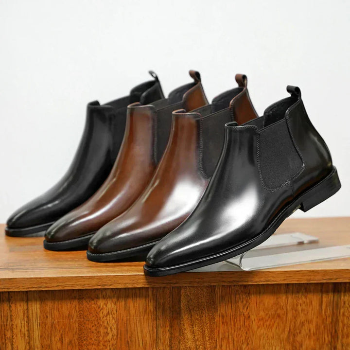 Detalle de bota Chelsea para hombre, mostrando el elástico lateral y el cuero suave. Calzado versátil.