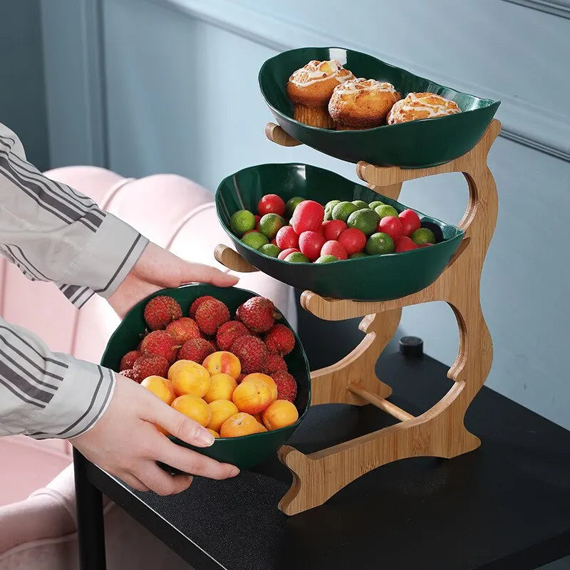 Bandeja de frutas de varios niveles para decoración y almacenamiento eficiente en cocinas de estilo moderno.