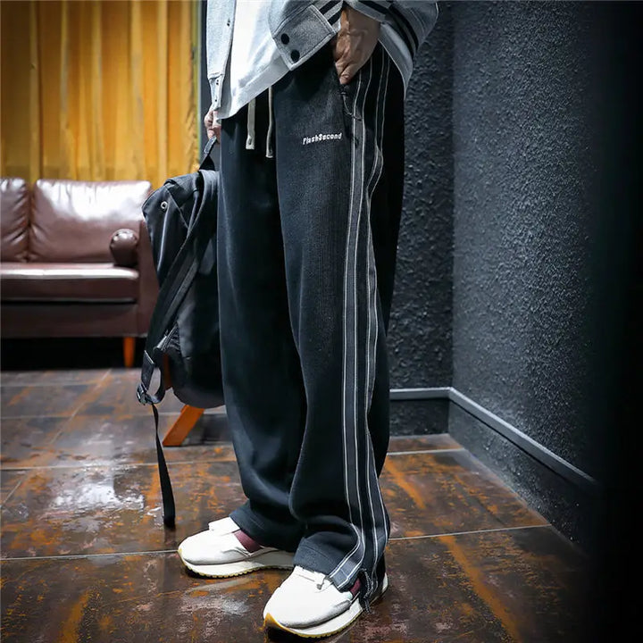 Pantalones de hombre anchos con rayas laterales. Diseño moderno, cómodo y urbano para el día a día.