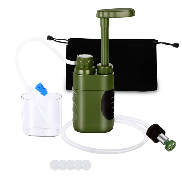 Hombre filtra agua de arroyo con purificador portátil de supervivencia, garantizando agua segura en senderismo.