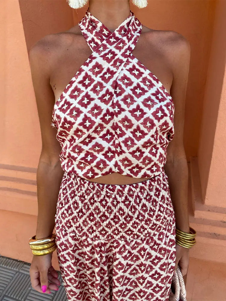 Outfit chic de verano: conjunto mujer hombros descubiertos y pantalón estampado holgado. Comodidad y moda femenina.