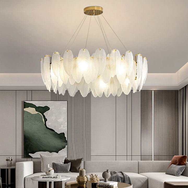 Pantallas de vidrio efecto pluma en candelabro moderno de techo, añaden elegancia y luz LED.