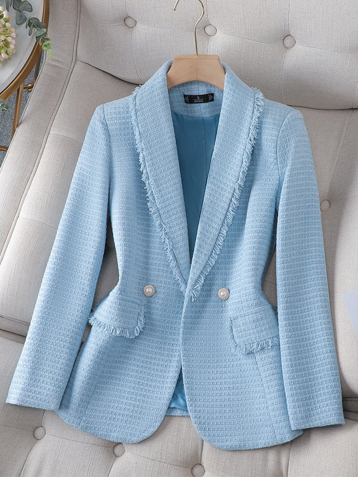 Blazer femenino con detalle de flecos, ideal para look casual o formal.
