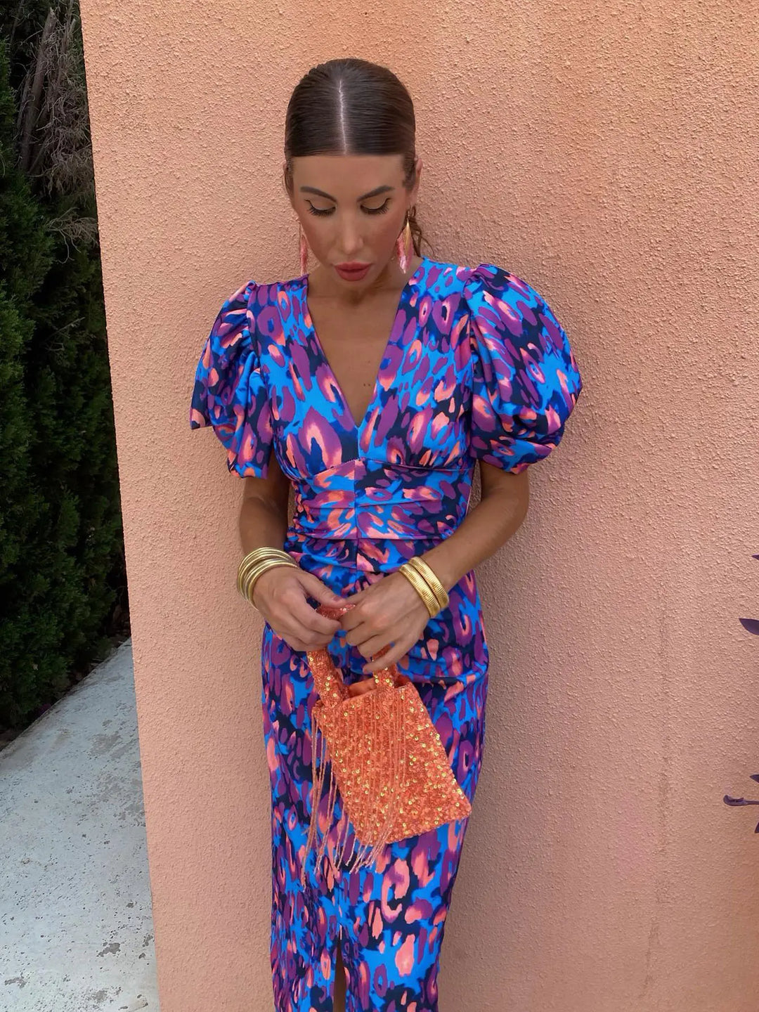 Vestido elegante de primavera para eventos, con escote V y mangas abullonadas, en color vibrante.