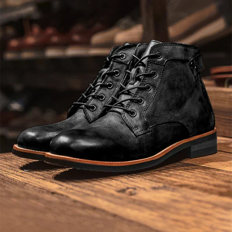 Calzado de lujo para hombre: botas de cuero marrón, diseño elegante y brillante, ideal para moda.