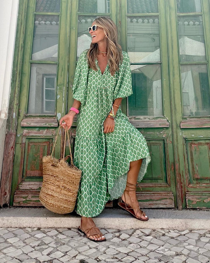 Vestido de mujer largo y fluido con bordados elegantes, ideal para celebraciones y cócteles.