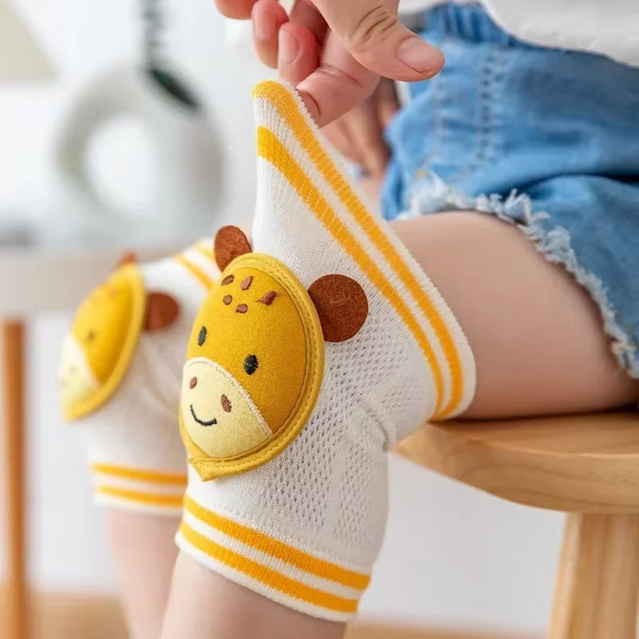 Niño gateando con rodilleras protectoras. Ligereza y comodidad para la seguridad infantil.