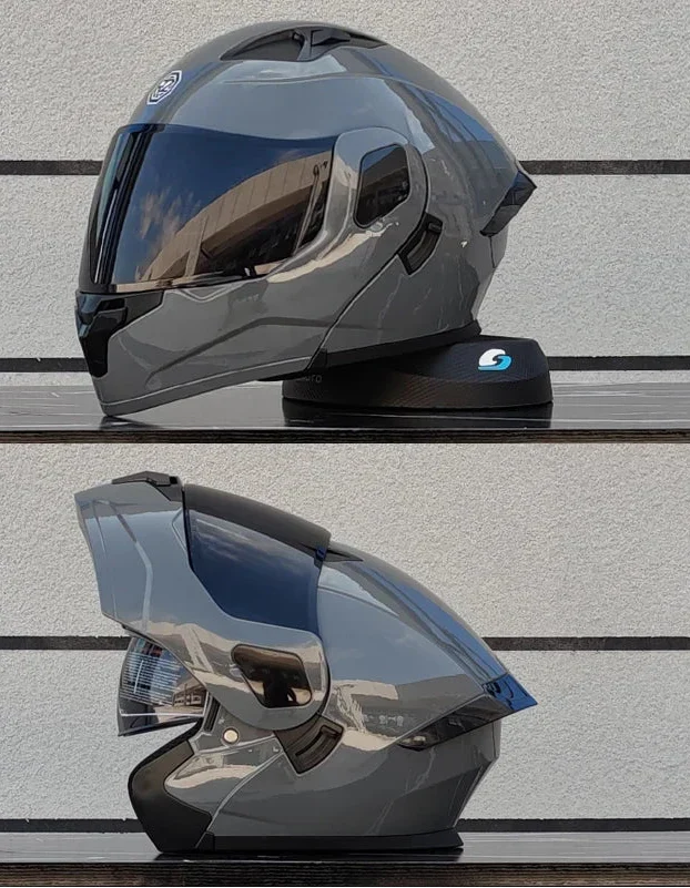 Casco de moto modular para viaje, con visera dual y sistema de cierre seguro.