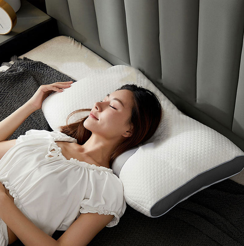 Almohada cervical ergonómica para un descanso óptimo, brinda soporte para cuello y hombros, aliviando tensiones al dormir.