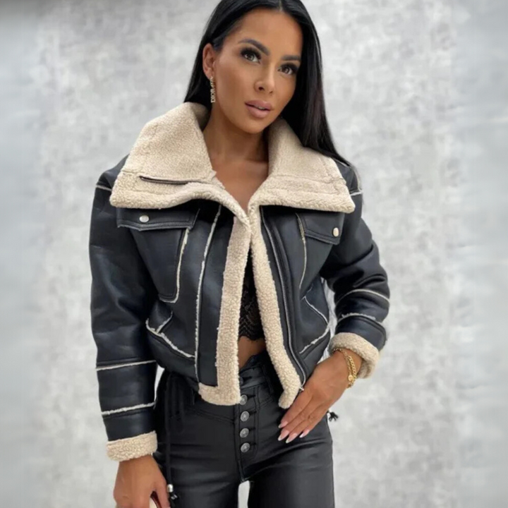 Chaqueta de mujer entallada con solapas, estilo minimalista y elegante para otoño.
