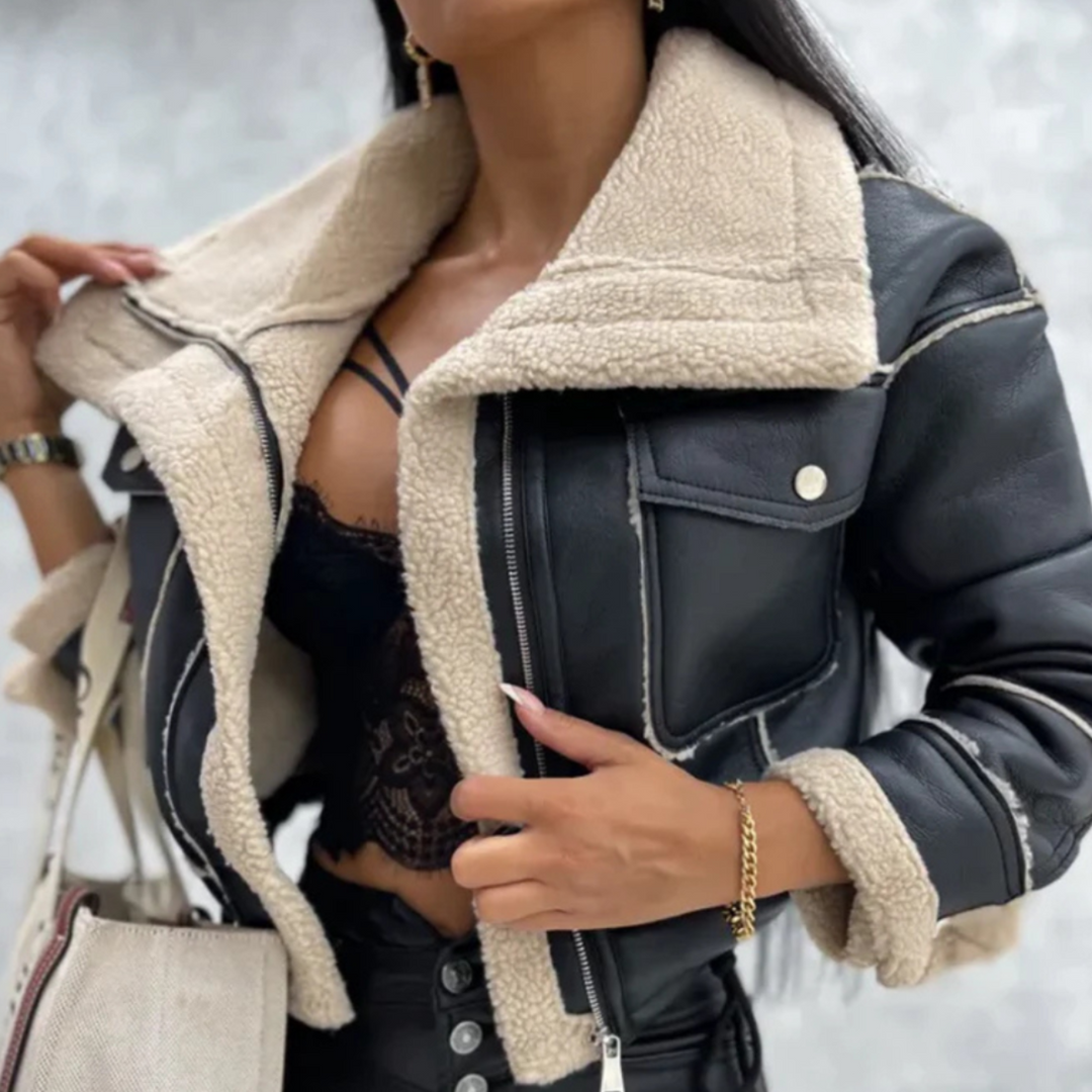 Mujer vistiendo chaqueta entallada con solapas, estilo minimalista y versátil para outfits de oficina u otoño.