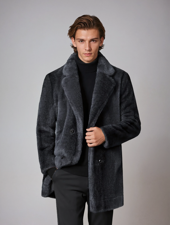 Abrigo de invierno elegante para hombre con cuello de pelo, ideal para el frío. Estilo formal y cálido.