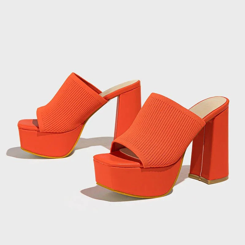 Sandalias de tacón bloque y plataforma, comodidad y diseño elegante para la mujer moderna.