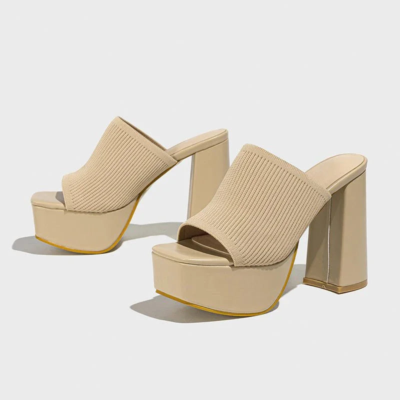 Sandalias de verano chic: tacón bloque y plataforma, diseño moderno para la mujer actual.