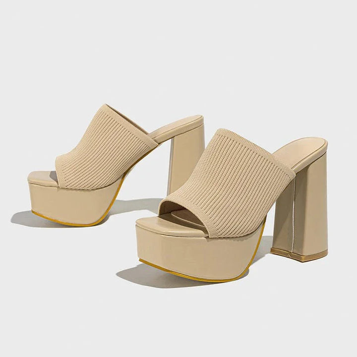 Sandalias de verano chic: tacón bloque y plataforma, diseño moderno para la mujer actual.