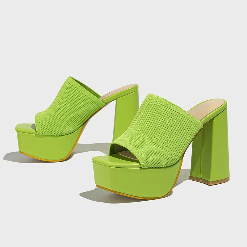 Sandalias modernas, tacón bloque y plataforma, estilo chic, perfecto para cualquier ocasión.