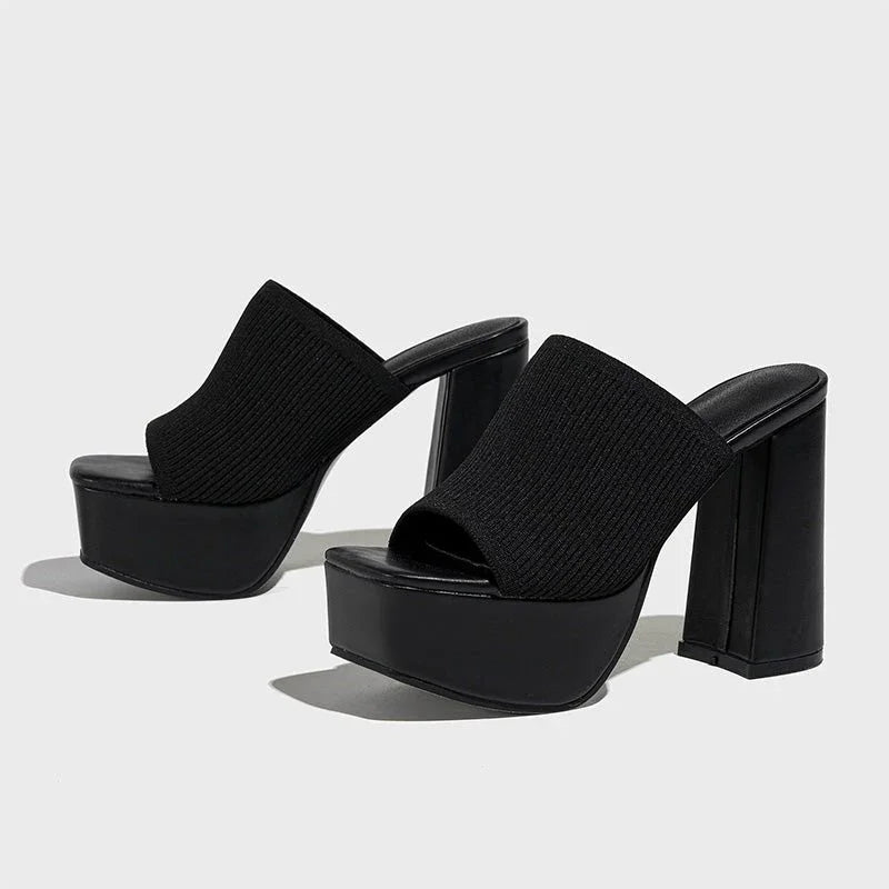 Moda femenina actual: sandalias de tacón bloque y plataforma, perfectas para fiesta con estilo.