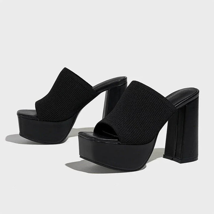 Moda femenina actual: sandalias de tacón bloque y plataforma, perfectas para fiesta con estilo.