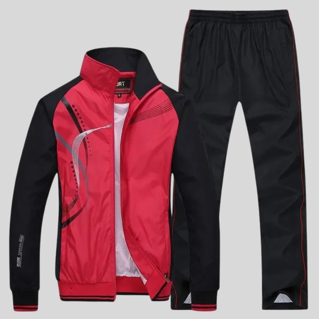 Hombre con conjunto deportivo casual y zapatillas. Estilo athleisure premium para viajes y moda masculina.