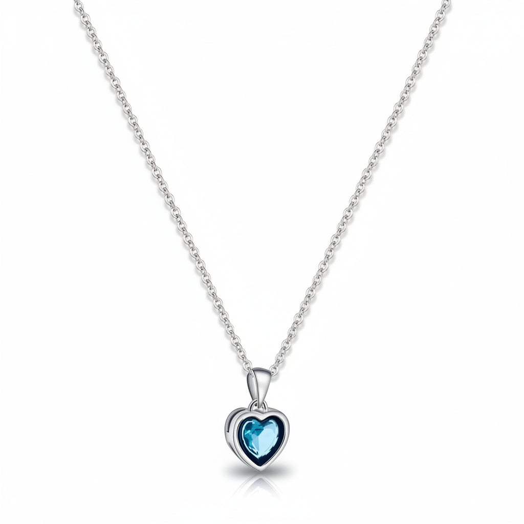 Collar de plata para mujer con colgante de corazón brillante y zafiro, joyería elegante y moderna.