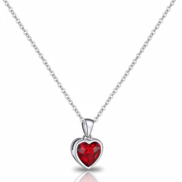 Collar de plata para mujer con corazón y zafiro verde. Joyería brillante, ideal para un look sofisticado.