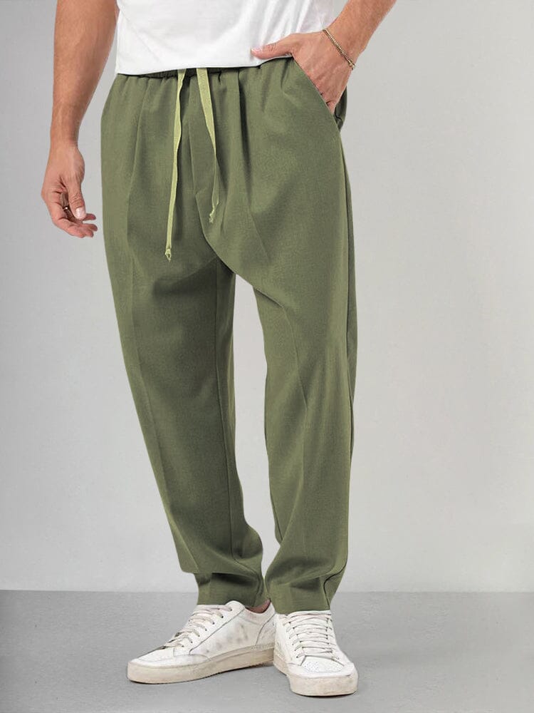 Hombre luciendo conjunto sport de dos piezas cómodo para relax: sudadera y pantalón casuales.