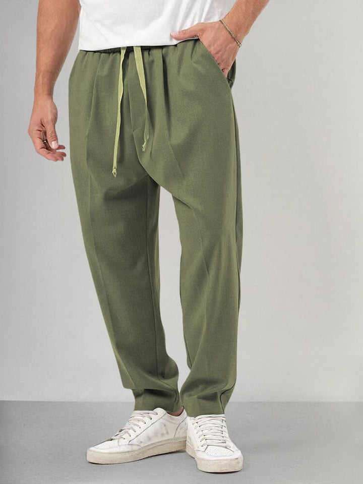 Hombre luciendo conjunto sport de dos piezas cómodo para relax: sudadera y pantalón casuales.