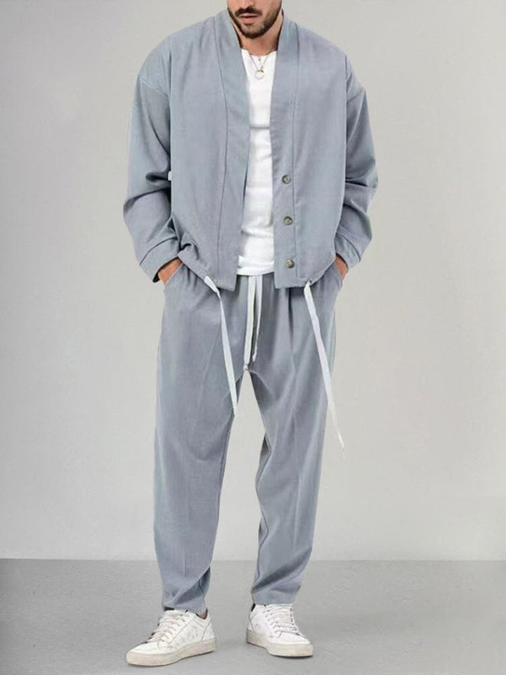 Conjunto sport de hombre, dos piezas cómodas: sudadera y pantalón, estilo casual y minimalista para el día a día.