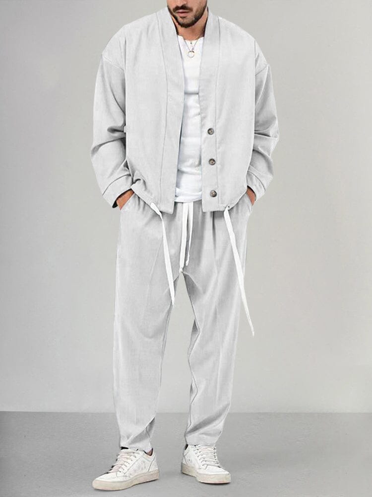 Detalle del conjunto casual de hombre, sudadera y pantalón minimalistas de dos piezas, gran comodidad.