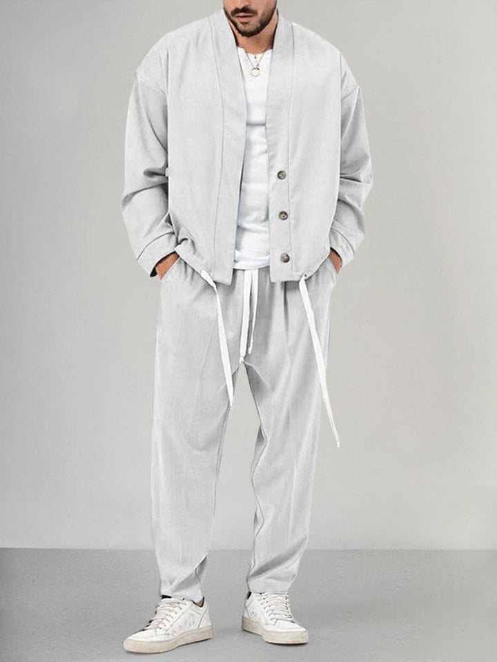 Detalle del conjunto casual de hombre, sudadera y pantalón minimalistas de dos piezas, gran comodidad.