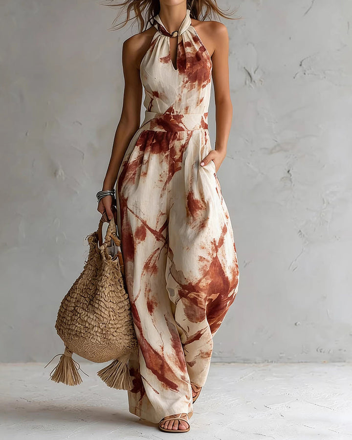 Jumpsuit femenino de pierna ancha con moderno estampado acuarela. Escote halter, ideal para vacaciones.