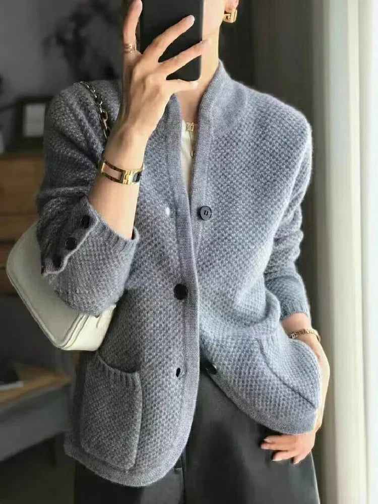 Primer plano de la textura suave de la chaqueta de punto. Prenda elegante de mujer, perfecta para comodidad y abrigo.