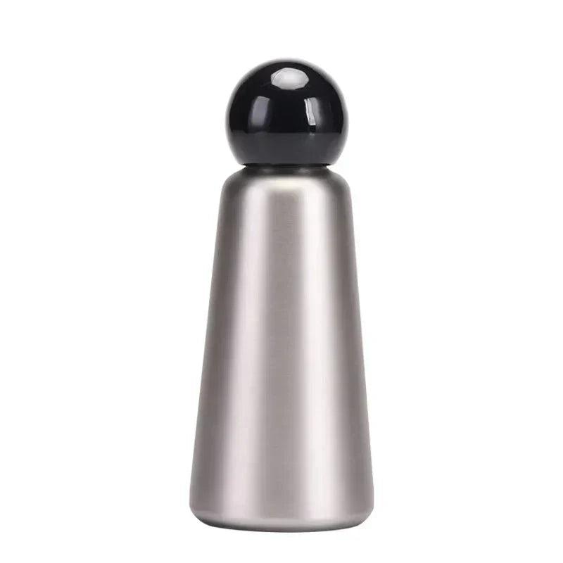 Estilo y funcionalidad: botella de acero bicolor, térmica para toda ocasión, de cocina a deporte.
