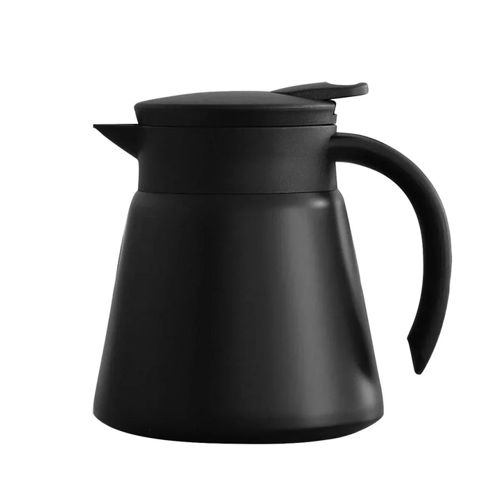 Elegante jarra térmica de acero inoxidable con café humeante. Aislamiento superior para bebidas calientes.