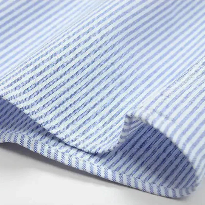 Camisa de hombre casual en color liso, perfecta para un estilo elegante casual y cómodo en el trabajo.