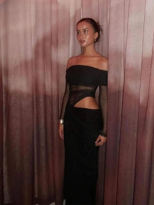 Elegante vestido de fiesta para ocasión especial, con detalles de malla y diseño de hombros descubiertos.
