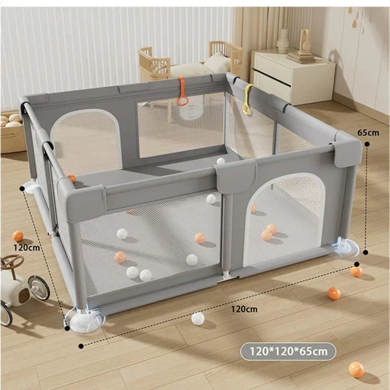 Amplio corral de juegos para bebés, promueve el desarrollo y la actividad segura en guarderías.