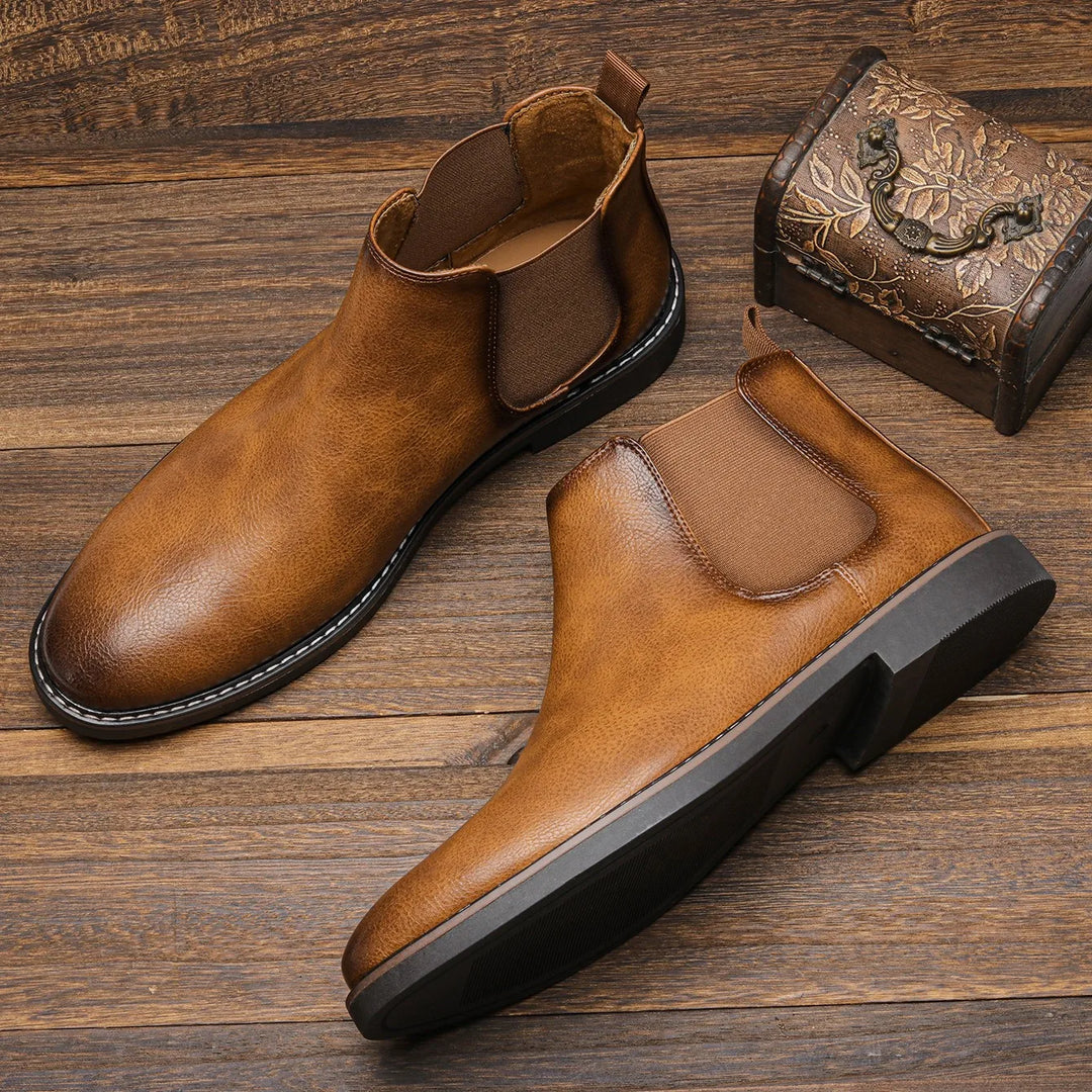 Calzado masculino: Botas Chelsea de hombre, elegantes y casuales, con diseño sin cordones.