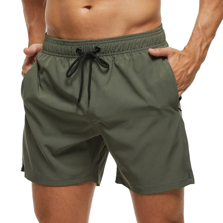 Bañador deportivo liso para hombre. Diseño casual con bolsillo de cremallera, ideal para playa y piscina.