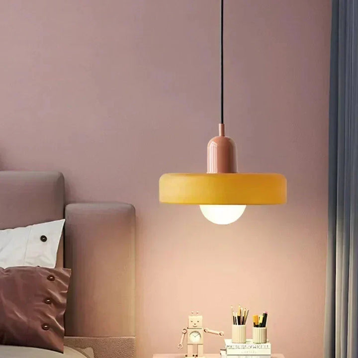 Lámpara LED moderna de cristal, eficiente y decorativa, con un toque nórdico distintivo.