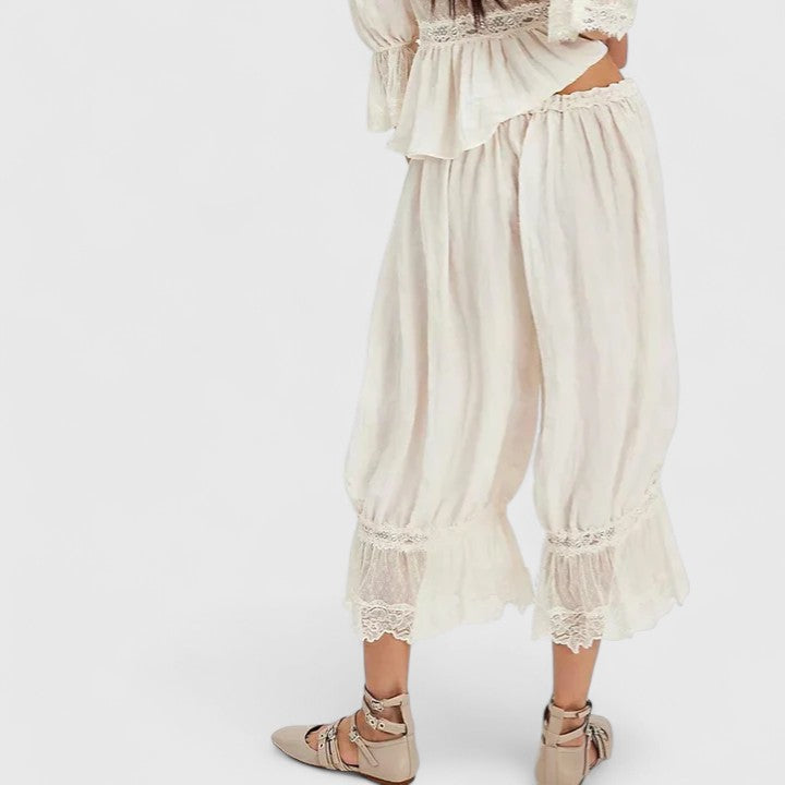 Pantalón de mujer con contraste de telas: robusto patchwork y suave encaje, para un look casual único.