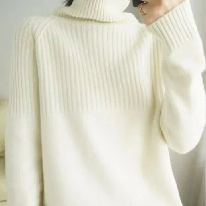 Prenda femenina: suéter de cuello alto, diseño elegante y funcional para el invierno.