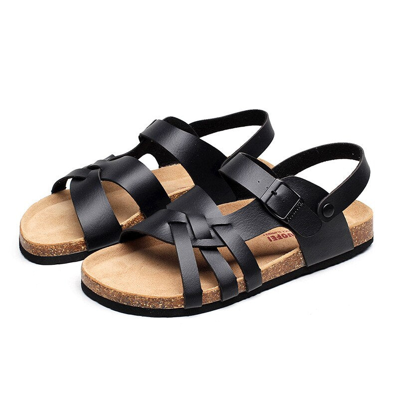 Detalle de sandalias de hombre con tiras ajustables y suela antideslizante. Calzado ideal para la comodidad veraniega.