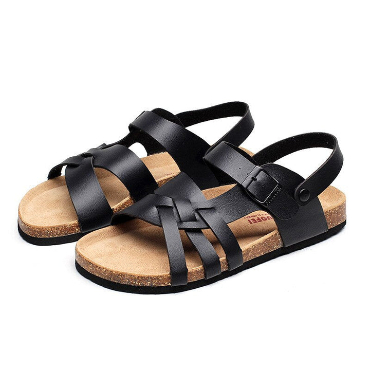 Detalle de sandalias de hombre con tiras ajustables y suela antideslizante. Calzado ideal para la comodidad veraniega.