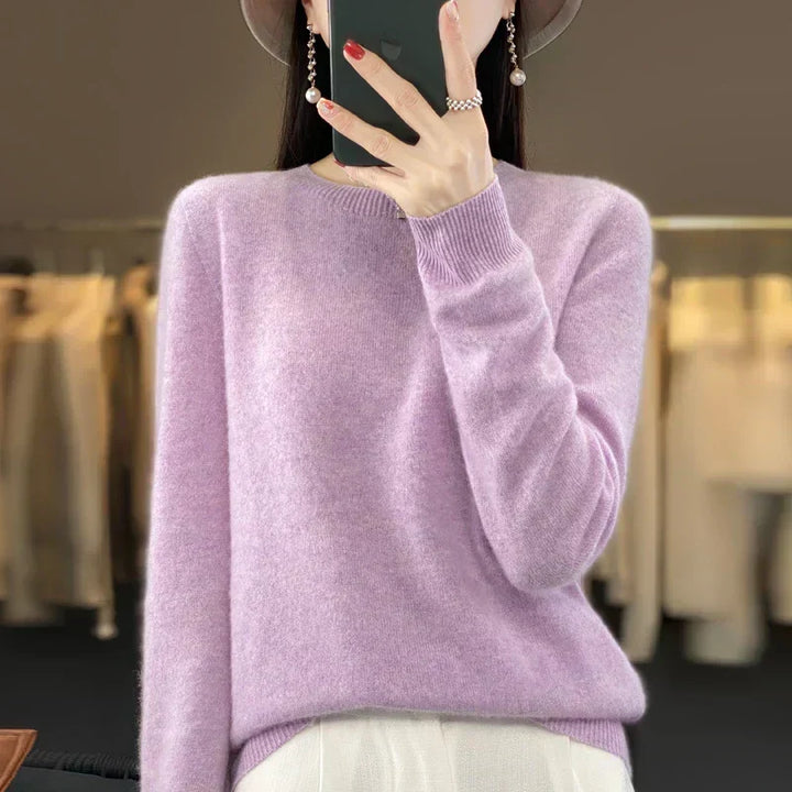 Moda de otoño: suéter de cuello redondo, suave para mujer, look sofisticado.